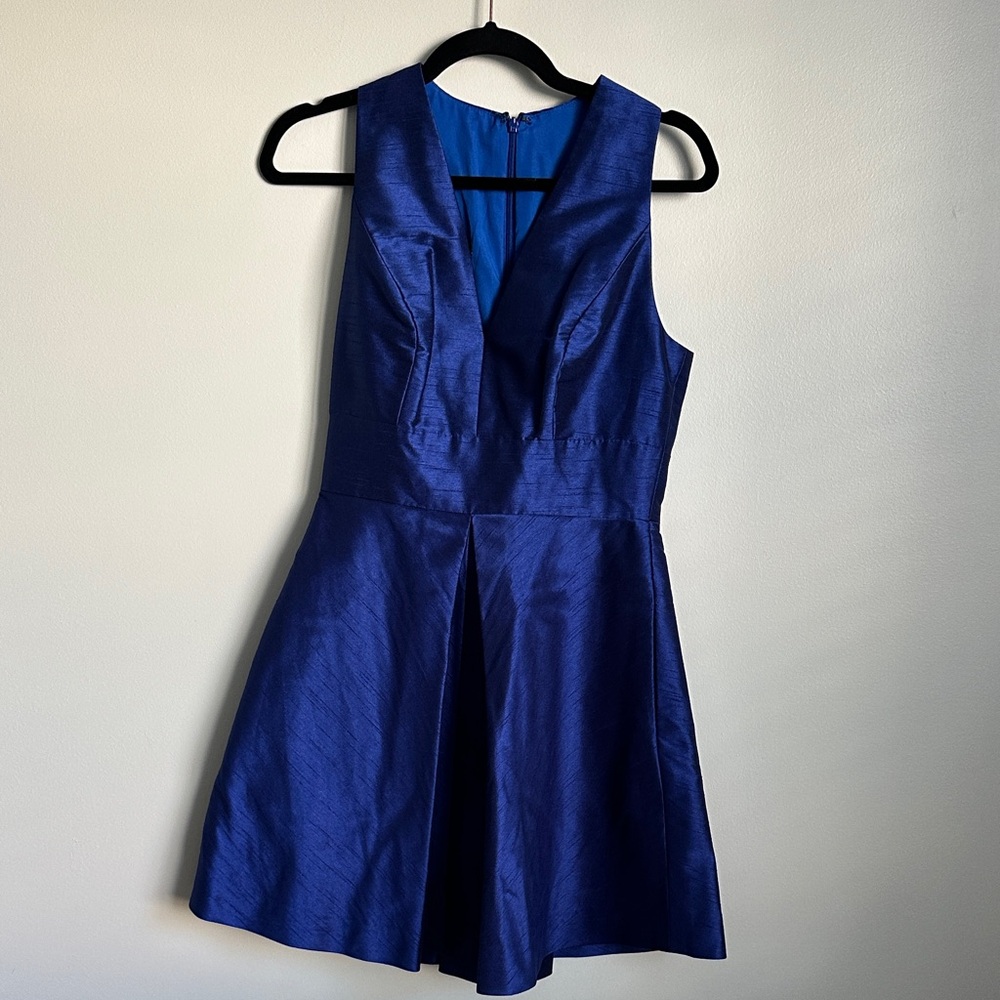 ALFRED SUNG Elegant Royal Blue Satin V-Neck Mini Dress with Pockets